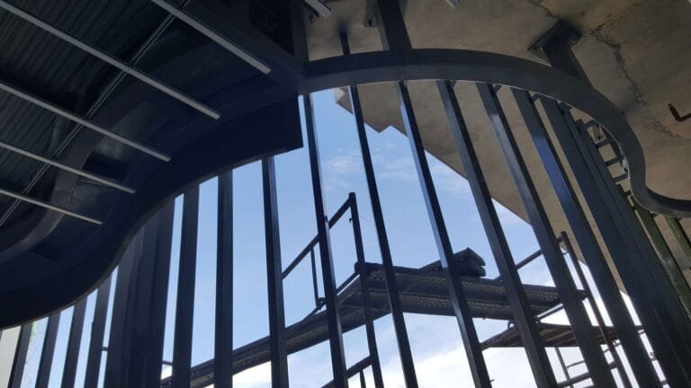 Rakenteilla oleva teräksinen pylväsrakenne